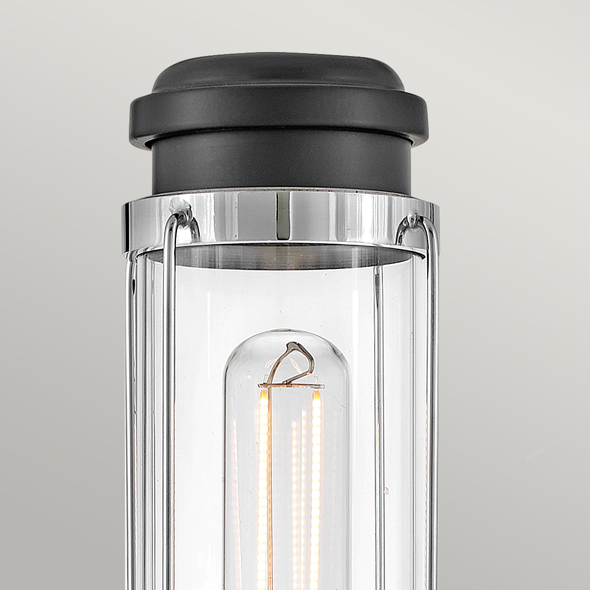 Masthead 35cm Krom baderomslampe Fra Elstead Lighting - Laget av stål og glass har den en sofistikert polert kromfinish kombinert med sorte detaljer som gir et luksuriøst og tidløst uttrykk.