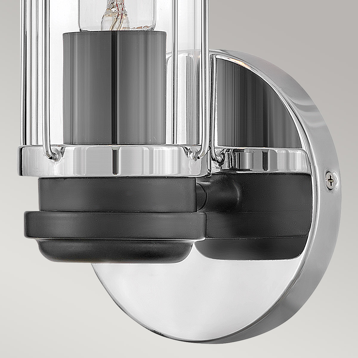 Masthead 35cm Krom baderomslampe Fra Elstead Lighting - Laget av stål og glass har den en sofistikert polert kromfinish kombinert med sorte detaljer som gir et luksuriøst og tidløst uttrykk.