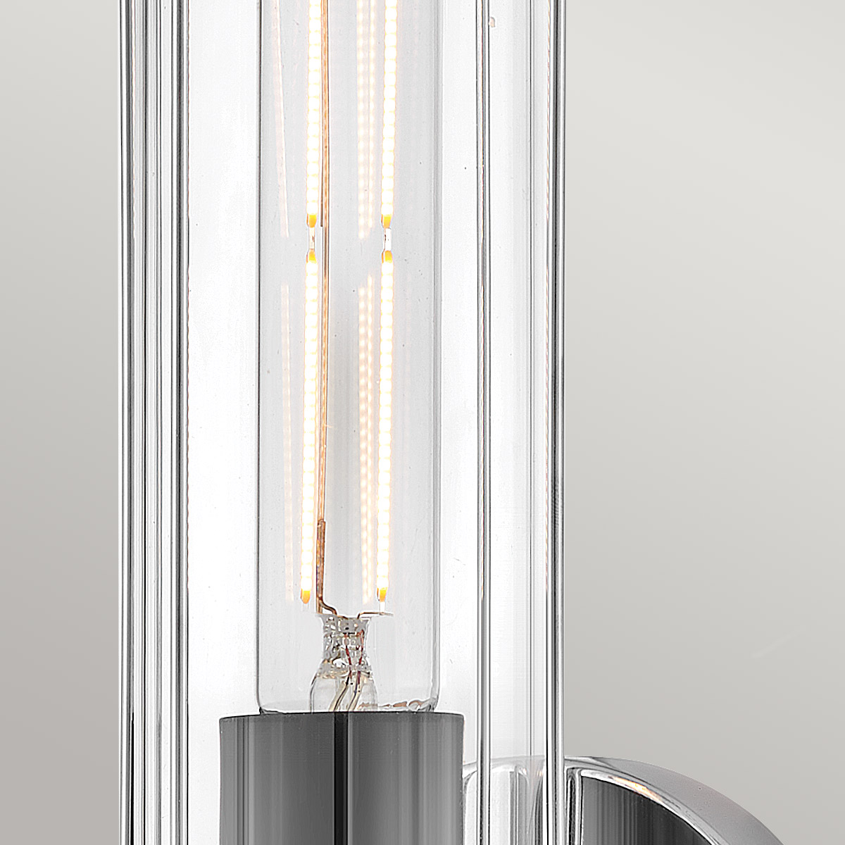 Masthead 35cm Krom baderomslampe Fra Elstead Lighting - Laget av stål og glass har den en sofistikert polert kromfinish kombinert med sorte detaljer som gir et luksuriøst og tidløst uttrykk.