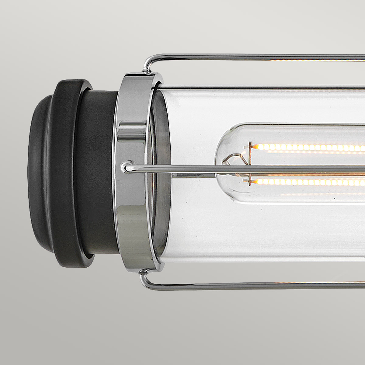 Masthead 60cm Krom baderomslampe Fra Elstead Lighting - Laget av stål og glass har den en sofistikert polert kromfinish kombinert med sorte detaljer som gir et luksuriøst og tidløst uttrykk.