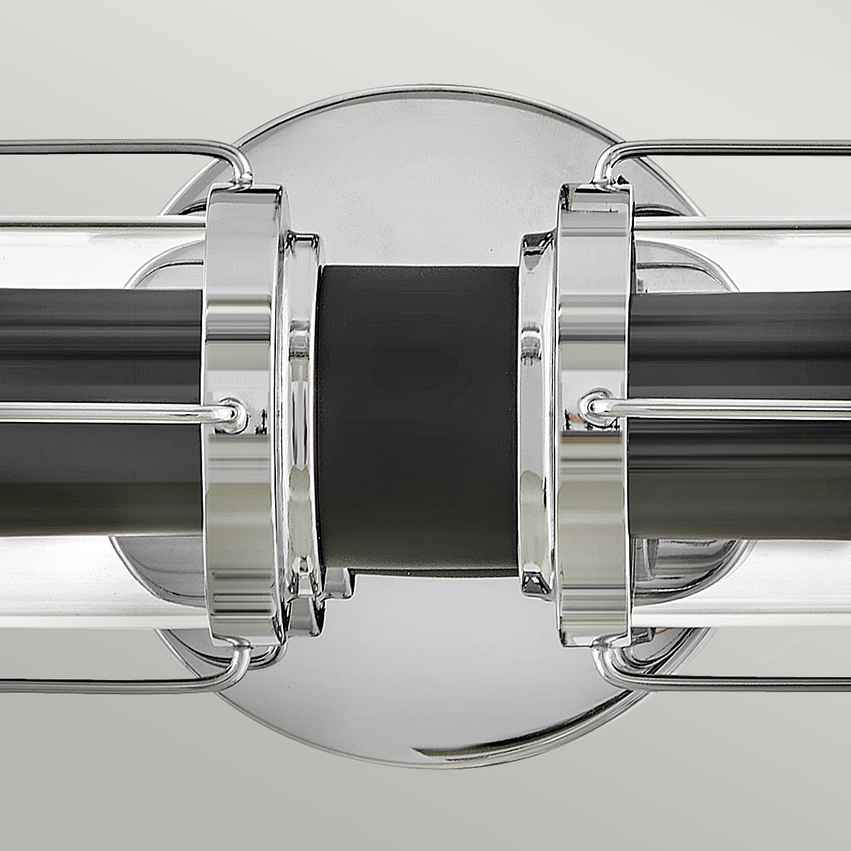 Masthead 60cm Krom baderomslampe Fra Elstead Lighting - Laget av stål og glass har den en sofistikert polert kromfinish kombinert med sorte detaljer som gir et luksuriøst og tidløst uttrykk.