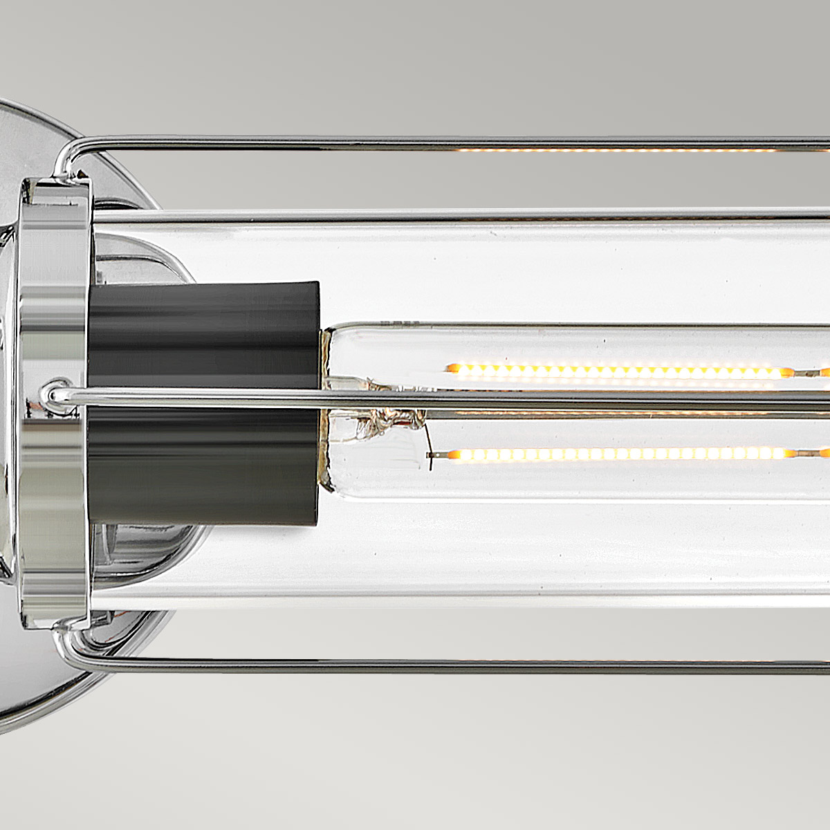 Masthead 60cm Krom baderomslampe Fra Elstead Lighting - Laget av stål og glass har den en sofistikert polert kromfinish kombinert med sorte detaljer som gir et luksuriøst og tidløst uttrykk.
