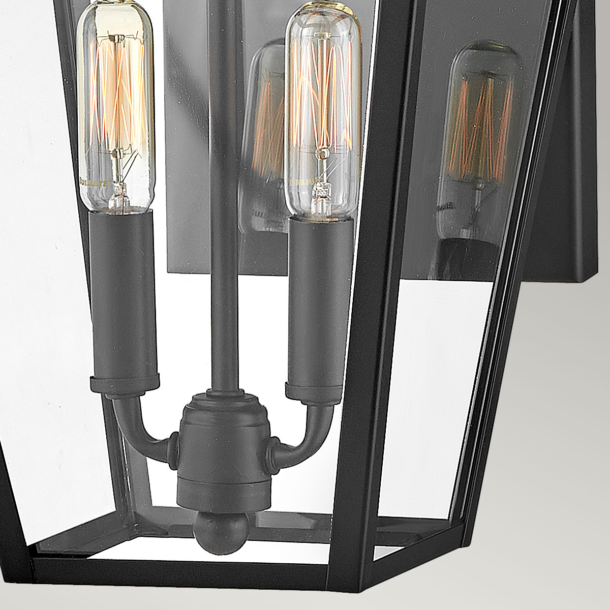 Palma Svart utendørslampe Fra Elstead Lighting - Laget av aluminium med klart glass, tilbyr Palma både holdbarhet og et snev av gammeldags sjarm, perfekt for utendørs bruk.