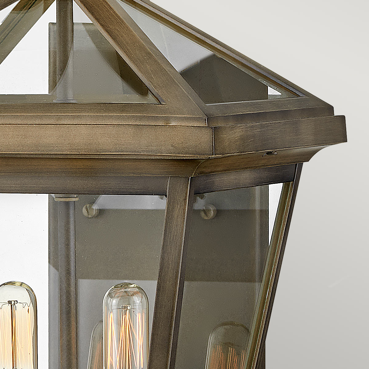 Palma Bronse utendørslampe Fra Elstead Lighting - Laget av aluminium med klart glass, tilbyr Palma både holdbarhet og et snev av gammeldags sjarm, perfekt for utendørs bruk.