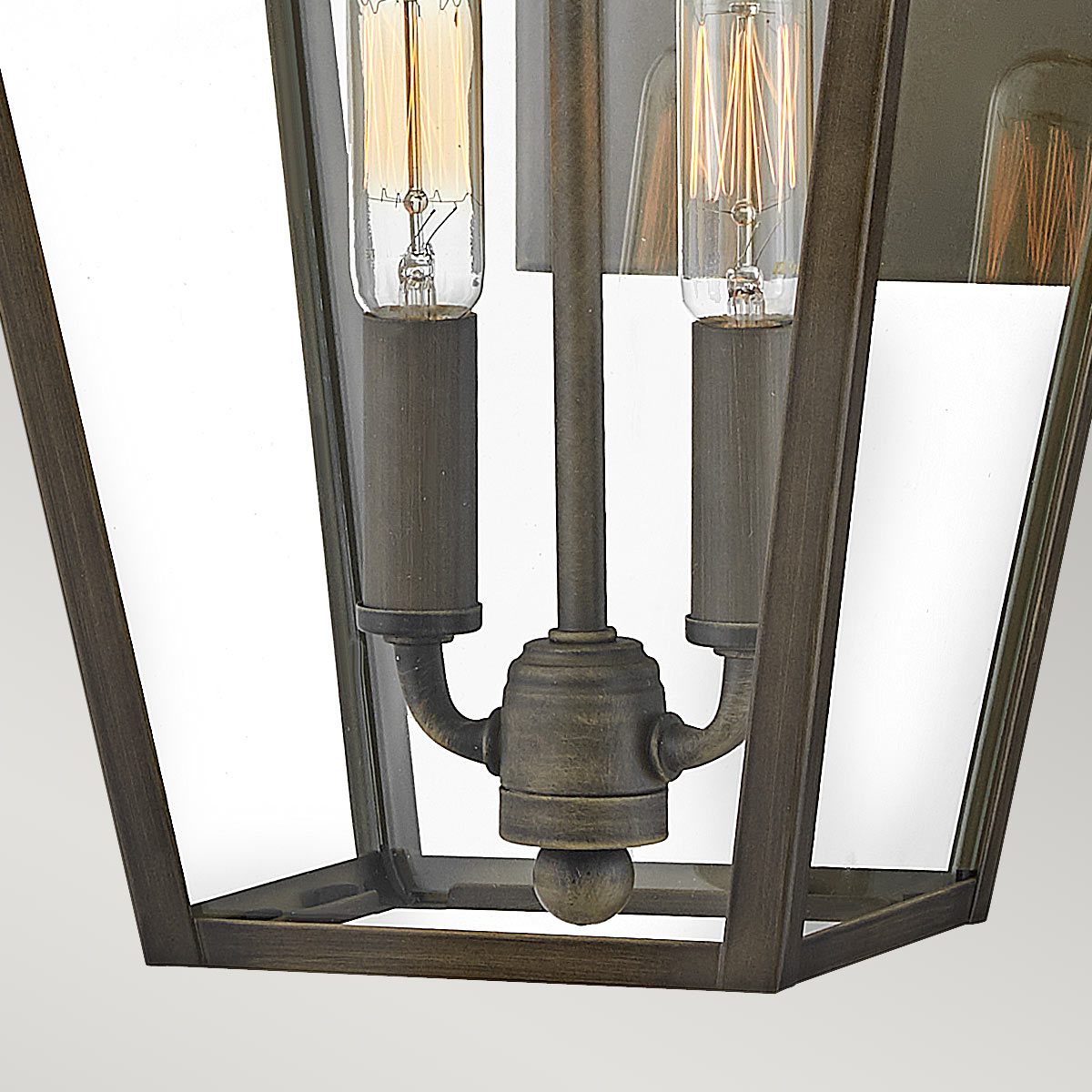 Palma Bronse utendørslampe Fra Elstead Lighting - Laget av aluminium med klart glass, tilbyr Palma både holdbarhet og et snev av gammeldags sjarm, perfekt for utendørs bruk.