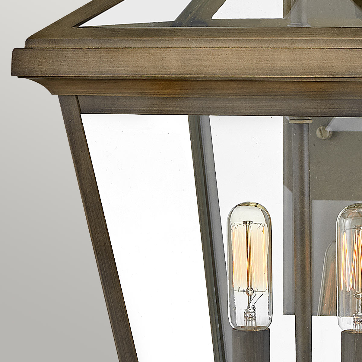 Palma Bronse utendørslampe Fra Elstead Lighting - Laget av aluminium med klart glass, tilbyr Palma både holdbarhet og et snev av gammeldags sjarm, perfekt for utendørs bruk.