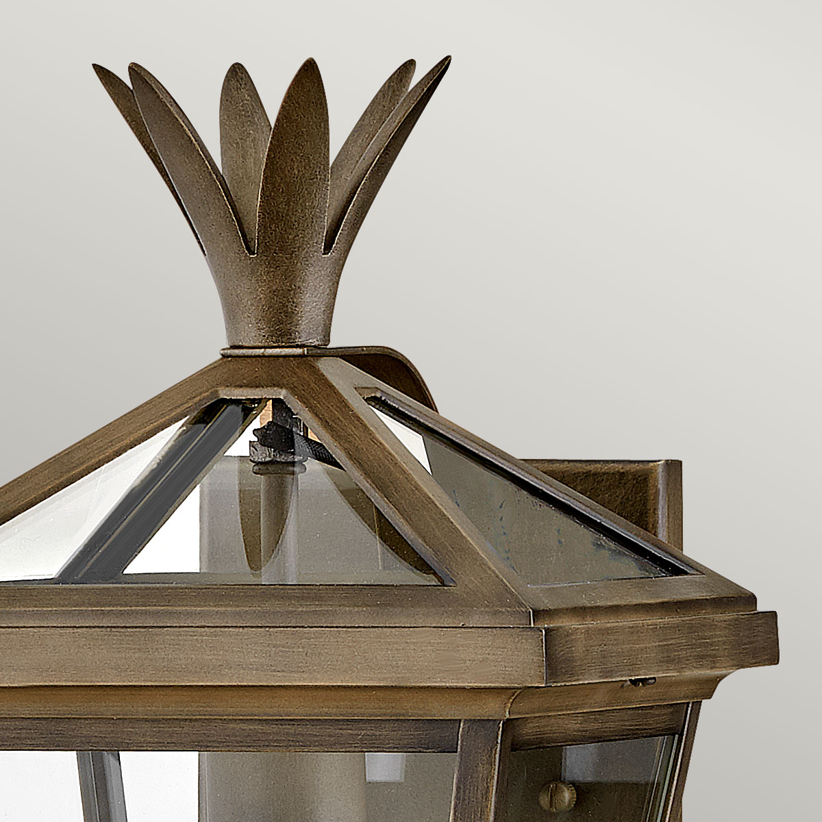 Palma Bronse utendørslampe Fra Elstead Lighting - Laget av aluminium med klart glass, tilbyr Palma både holdbarhet og et snev av gammeldags sjarm, perfekt for utendørs bruk.