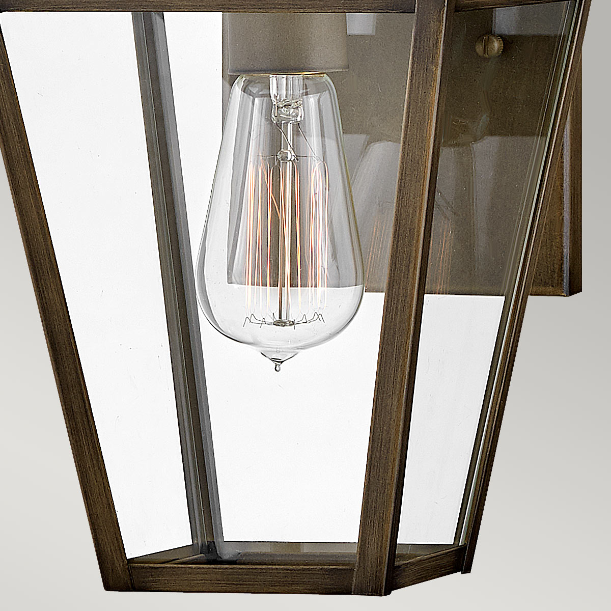Palma Bronse utendørslampe Fra Elstead Lighting - Laget av aluminium med klart glass, tilbyr Palma både holdbarhet og et snev av gammeldags sjarm, perfekt for utendørs bruk.