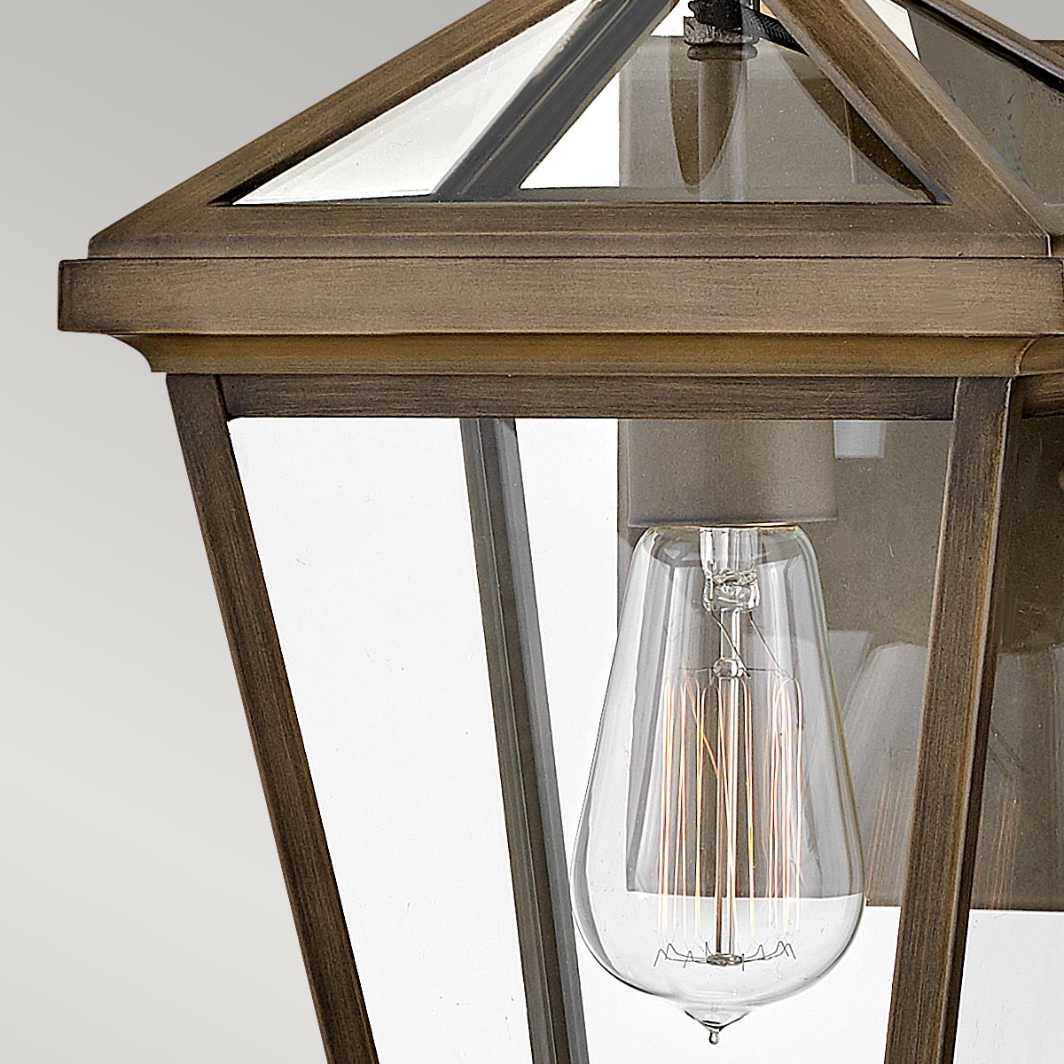 Palma Bronse utendørslampe Fra Elstead Lighting - Laget av aluminium med klart glass, tilbyr Palma både holdbarhet og et snev av gammeldags sjarm, perfekt for utendørs bruk.