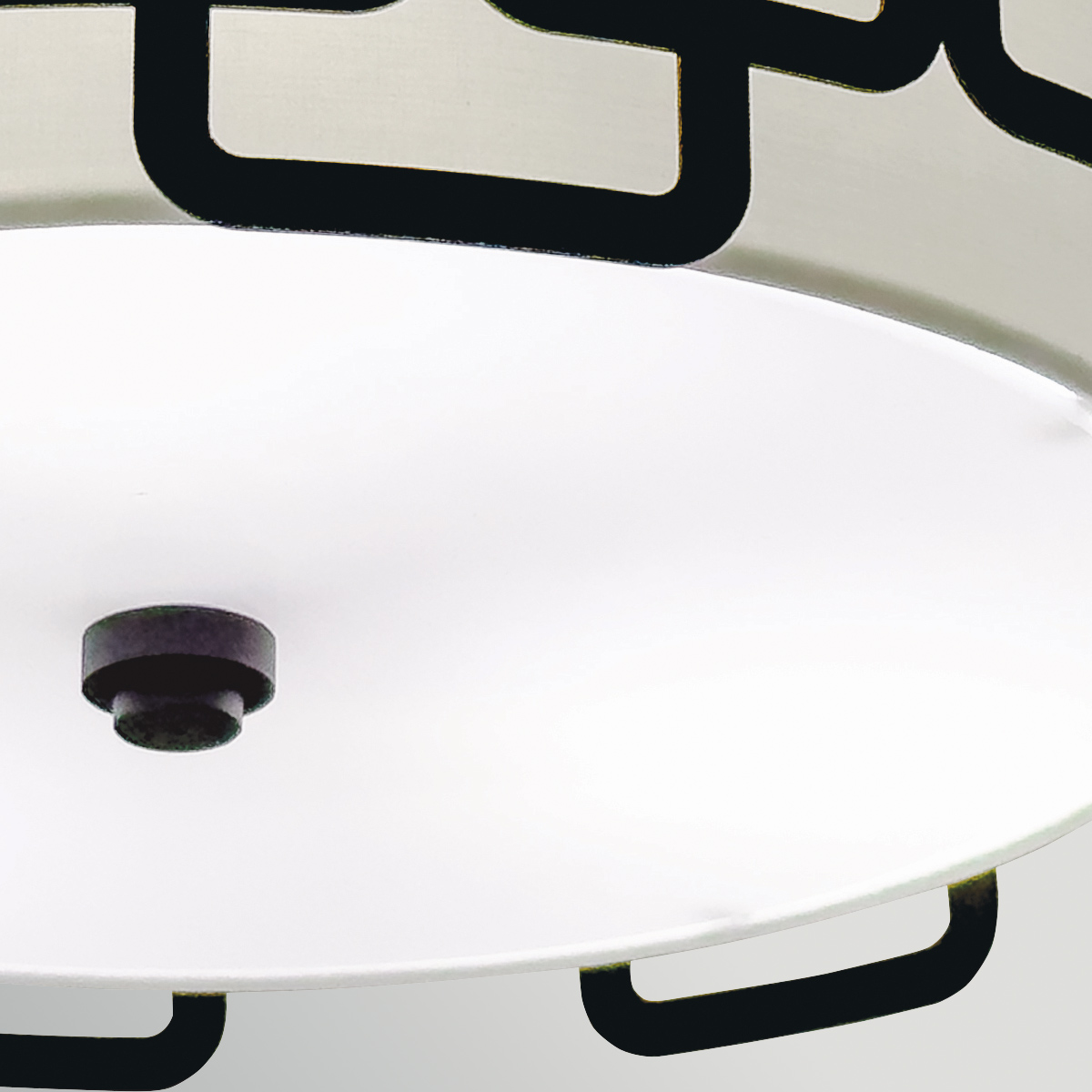 Sabina Ø38 Svart plafond Fra Elstead Lighting - Under er det en sokkelplate i hvit plast som sprer lyset jevnt og blendfritt i rommet.