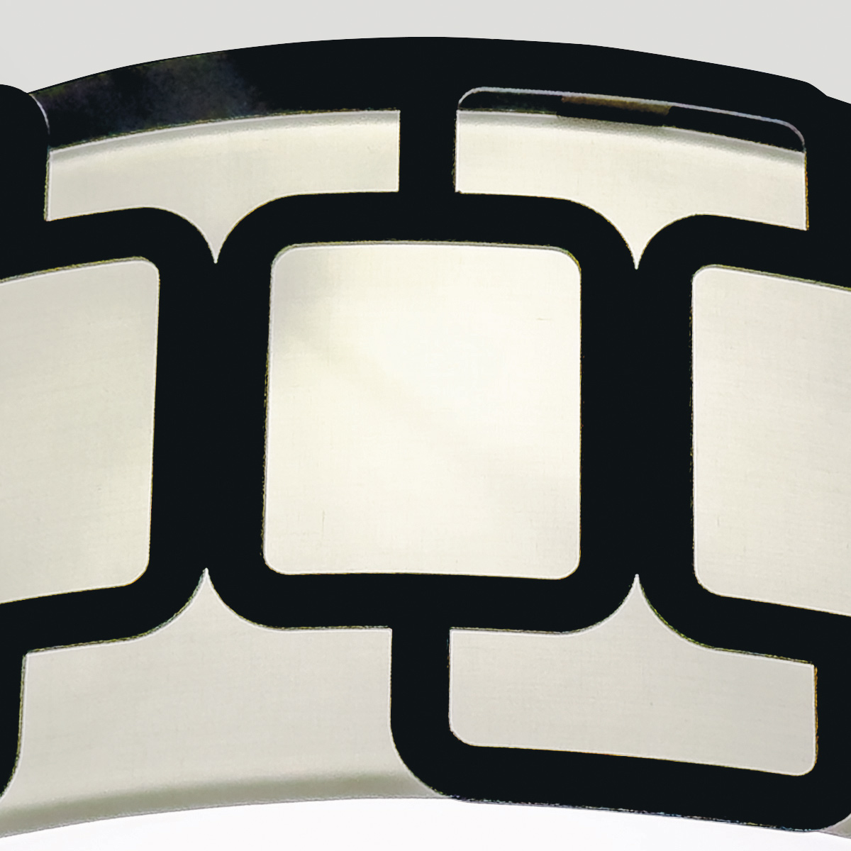 Sabina Ø38 Svart plafond Fra Elstead Lighting - Under er det en sokkelplate i hvit plast som sprer lyset jevnt og blendfritt i rommet.