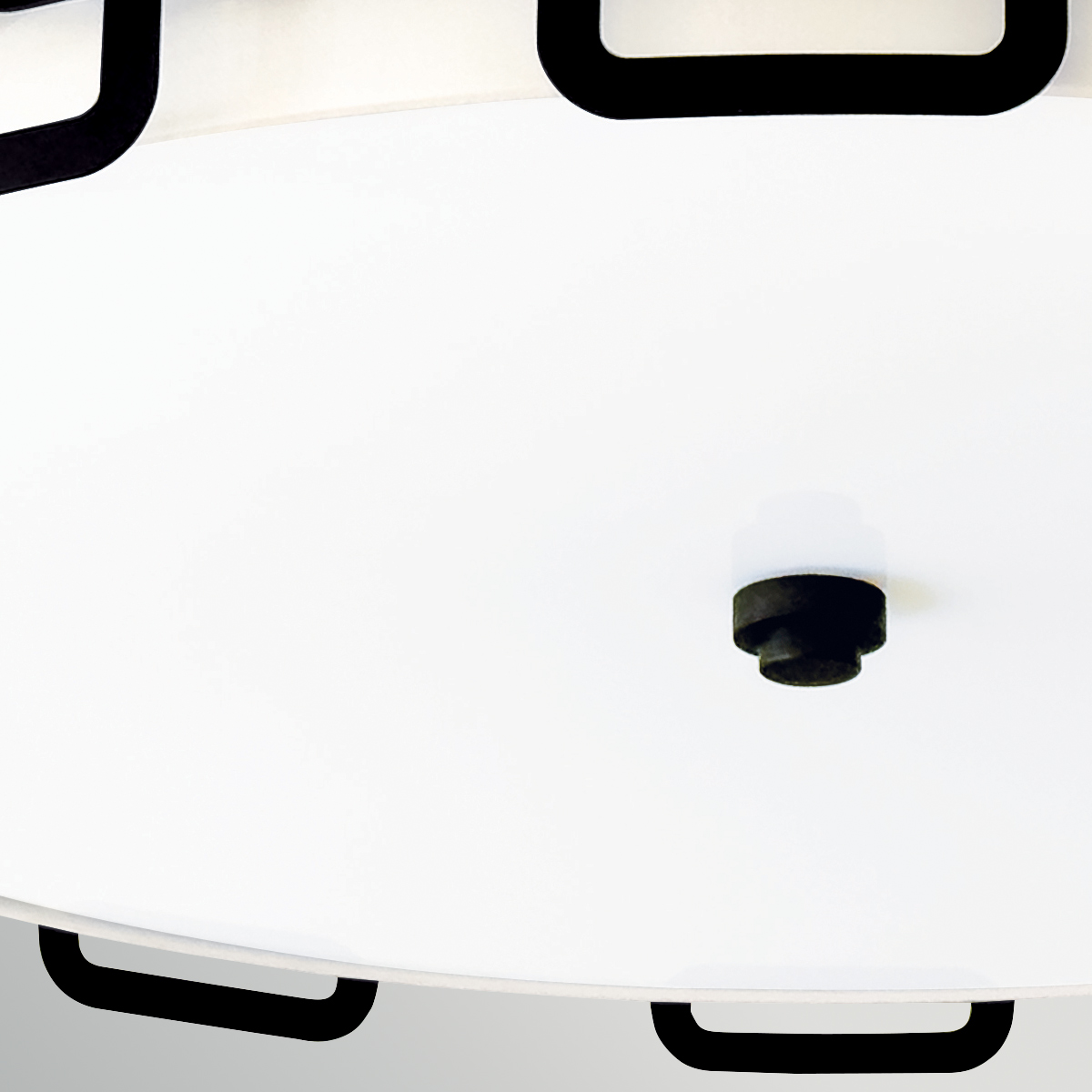 Sabina Ø57 Svart plafond Fra Elstead Lighting - Under er det en sokkelplate i hvit plast som sprer lyset jevnt og blendfritt i rommet.
