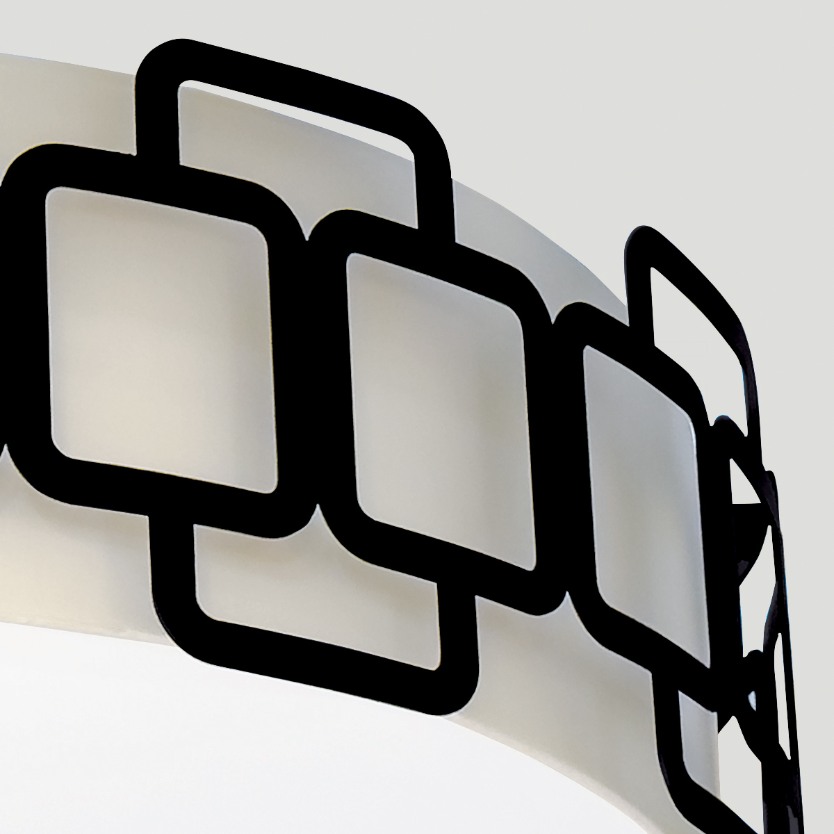 Sabina Ø57 Svart plafond Fra Elstead Lighting - Under er det en sokkelplate i hvit plast som sprer lyset jevnt og blendfritt i rommet.