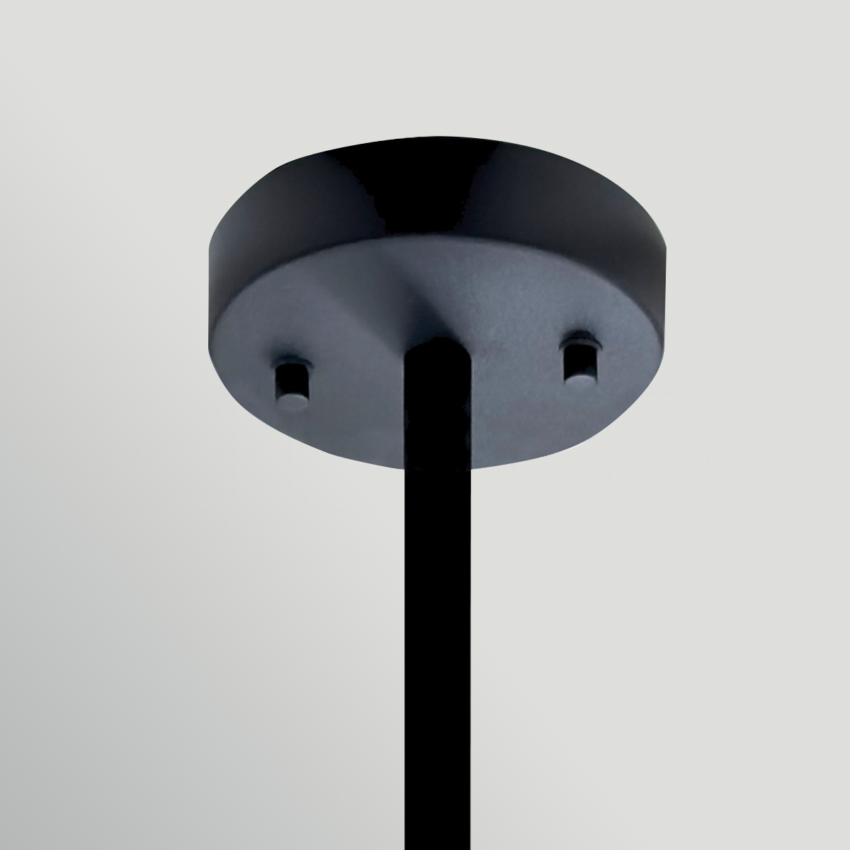 Sabina Ø57 Svart Taklampe Fra Elstead Lighting - Under er en sokkelplate i hvit plast som sprer lyset jevnt og blendfritt i rommet.