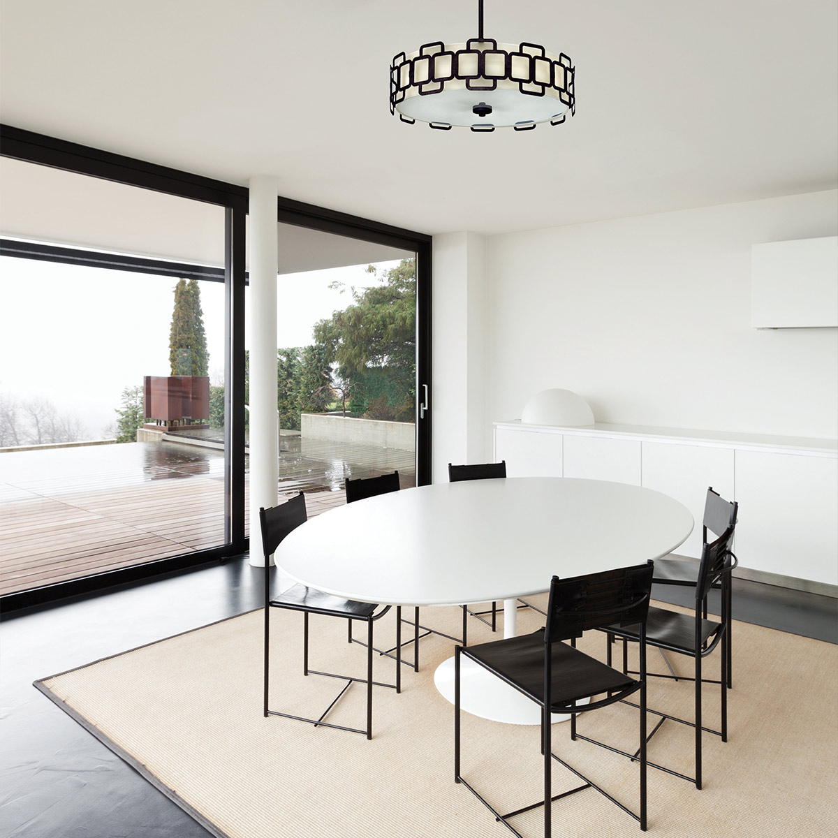 Sabina Ø57 Svart Taklampe Fra Elstead Lighting - Under er en sokkelplate i hvit plast som sprer lyset jevnt og blendfritt i rommet.