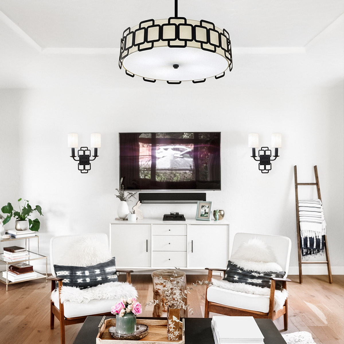 Sabina Ø57 Svart Taklampe Fra Elstead Lighting - Under er en sokkelplate i hvit plast som sprer lyset jevnt og blendfritt i rommet.