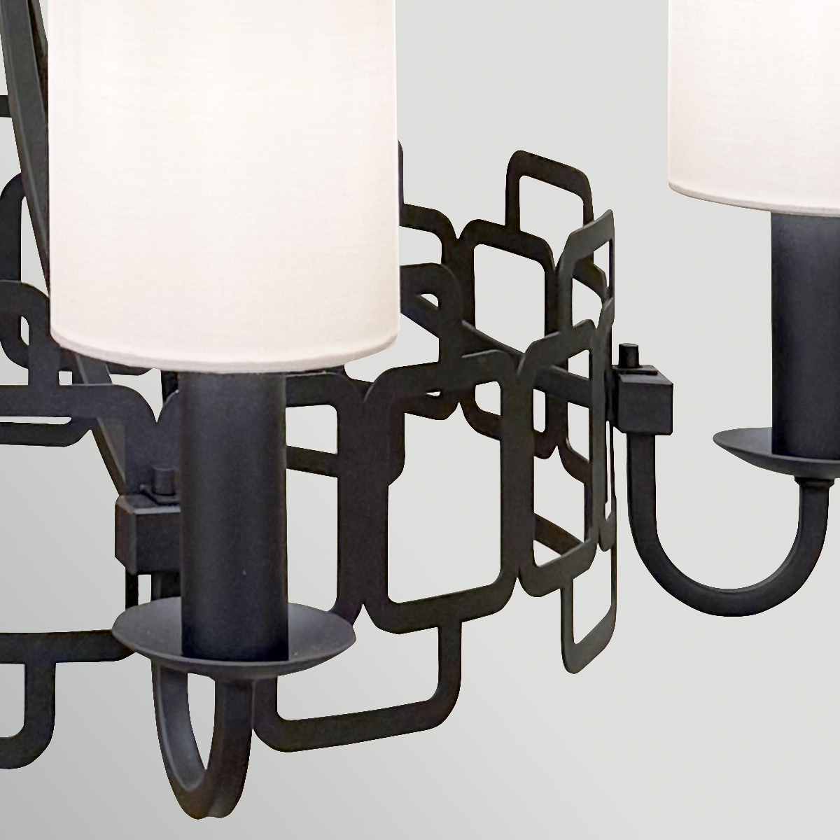 Sabina Ø72 Svart Taklampe Fra Elstead Lighting - Den svarte st&aring;lrammen er utsmykket med et geometrisk m&oslash;nster som gir lampen et moderne og s&aelig;regent preg.