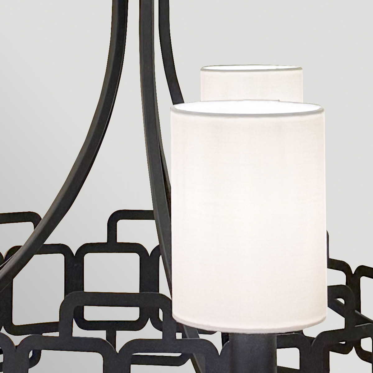 Sabina Ø72 Svart Taklampe Fra Elstead Lighting - Den svarte st&aring;lrammen er utsmykket med et geometrisk m&oslash;nster som gir lampen et moderne og s&aelig;regent preg.
