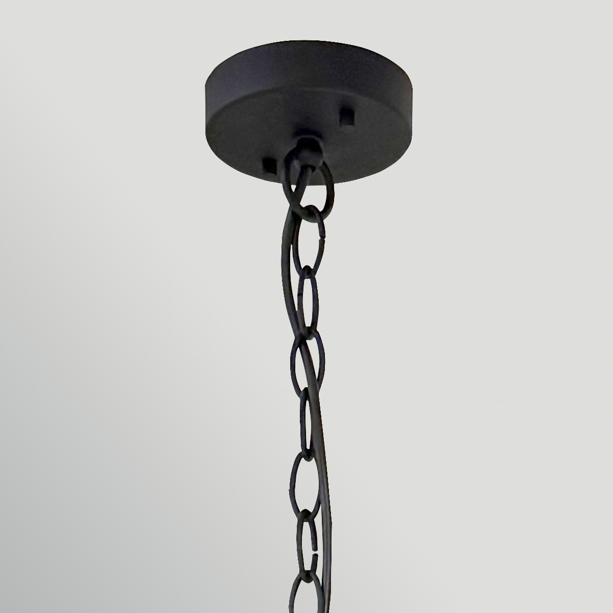 Sabina Ø72 Svart Taklampe Fra Elstead Lighting - Den svarte st&aring;lrammen er utsmykket med et geometrisk m&oslash;nster som gir lampen et moderne og s&aelig;regent preg.
