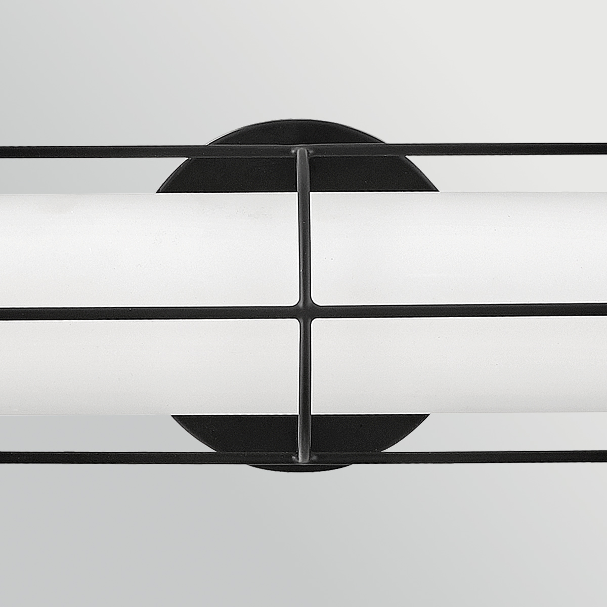Saylor 60cm Svart baderomslampe Fra Elstead Lighting - Lampen er laget av metall med en matt sort finish og har et avlangt opalglass som sprer et jevnt og fint lys.