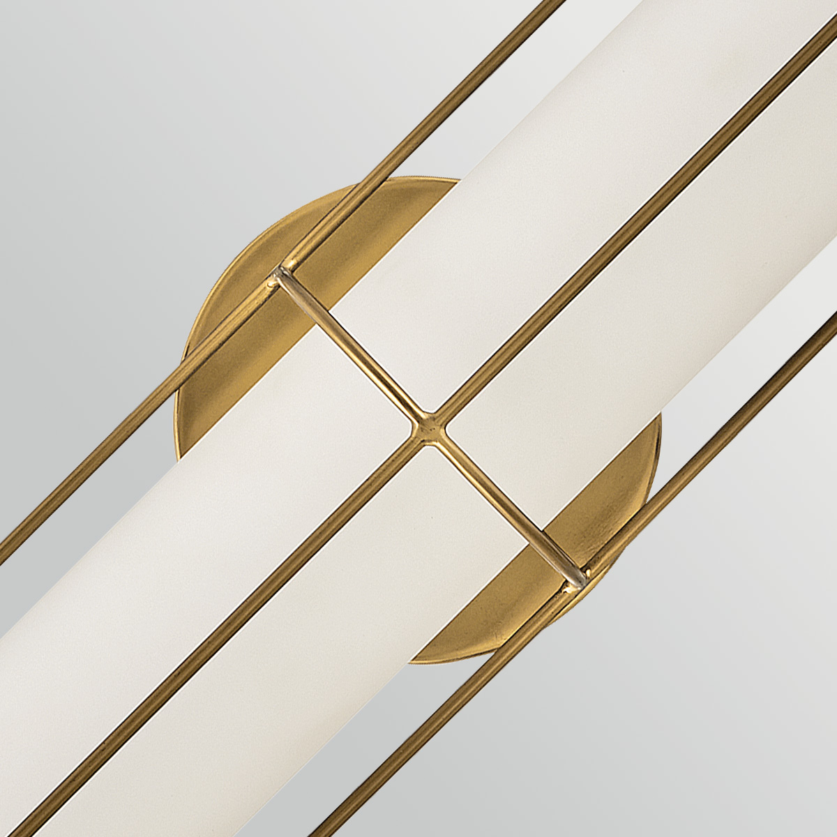 Saylor 60cm Messing baderomslampe Fra Elstead Lighting - Lampen er laget av metall med en varm messingfinish og har et avlangt opalglass som sprer et jevnt og fint lys.
