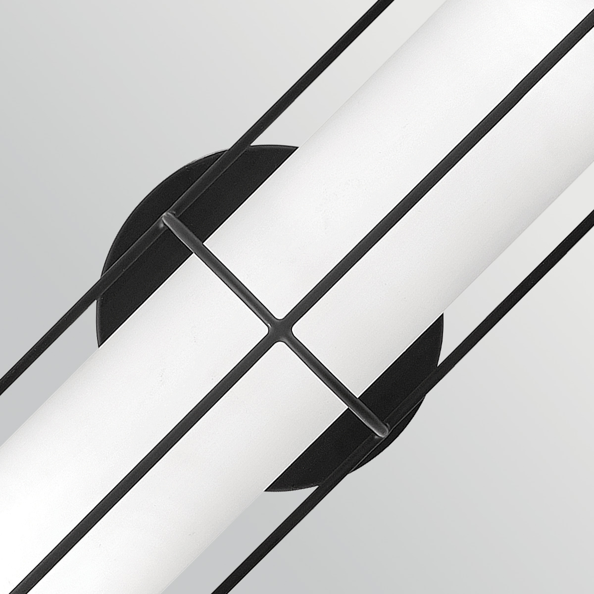 Saylor 43cm Svart baderomslampe Fra Elstead Lighting - Armaturen er laget av metall med en matt sort finish og har et avlangt opalglass som sprer et jevnt og fint lys.