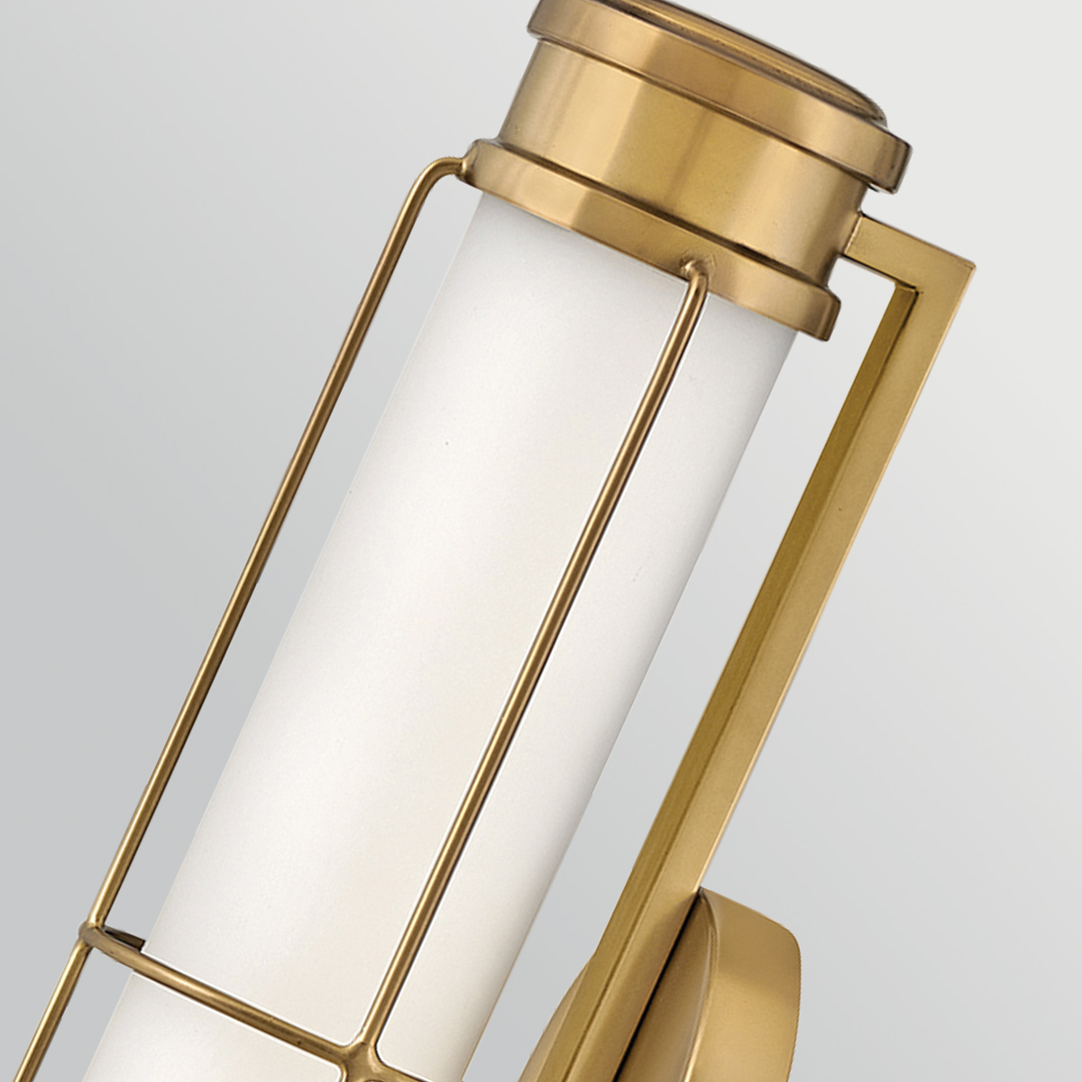 Saylor 43cm Messing baderomslampe Fra Elstead Lighting - Lampen er laget av metall med en varm messingfinish og har et avlangt opalglass som sprer et jevnt og fint lys.