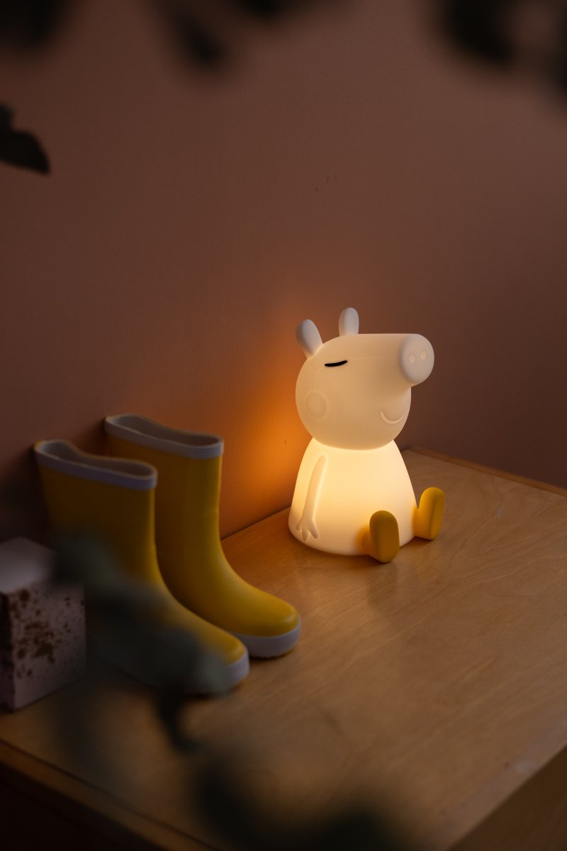 Peppa Pig First Light Hvit barnelampe Fra Mr Maria - Peppa Pig-designet kommer fra eventyrverdenen om lille Greta Pig, en glad gris som liker &aring; kle seg ut, leke og spesielt hoppe i gj&oslash;rmepytter.