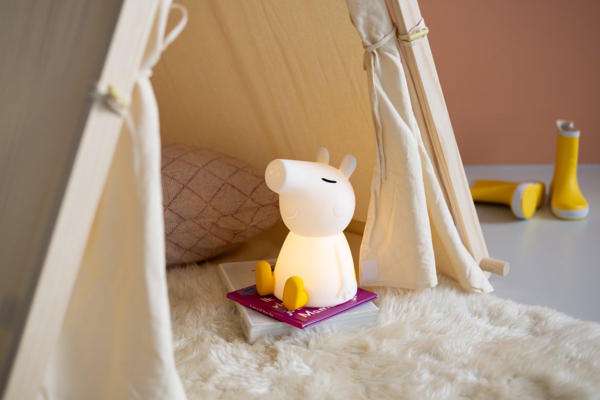Peppa Pig First Light Hvit barnelampe Fra Mr Maria - Peppa Pig-designet kommer fra eventyrverdenen om lille Greta Pig, en glad gris som liker &aring; kle seg ut, leke og spesielt hoppe i gj&oslash;rmepytter.
