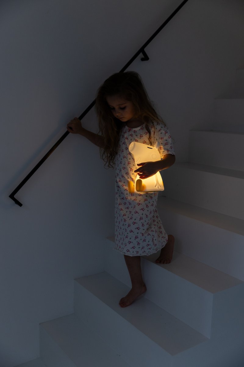 Peppa Pig First Light Hvit barnelampe Fra Mr Maria - Peppa Pig-designet kommer fra eventyrverdenen om lille Greta Pig, en glad gris som liker &aring; kle seg ut, leke og spesielt hoppe i gj&oslash;rmepytter.