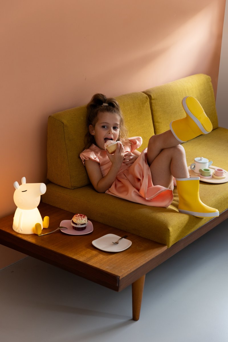 Peppa Pig First Light Hvit barnelampe Fra Mr Maria - Peppa Pig-designet kommer fra eventyrverdenen om lille Greta Pig, en glad gris som liker &aring; kle seg ut, leke og spesielt hoppe i gj&oslash;rmepytter.