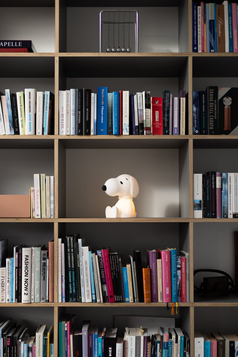 Snoopy First Light Hvit barnelampe Fra Mr Maria - Snoopy-lampen er laget av myk silikon og er en trygg følgesvenn for ditt barn eller barnebarn.
