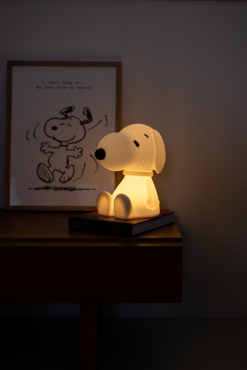 Snoopy First Light Hvit barnelampe Fra Mr Maria - Snoopy-lampen er laget av myk silikon og er en trygg følgesvenn for ditt barn eller barnebarn.