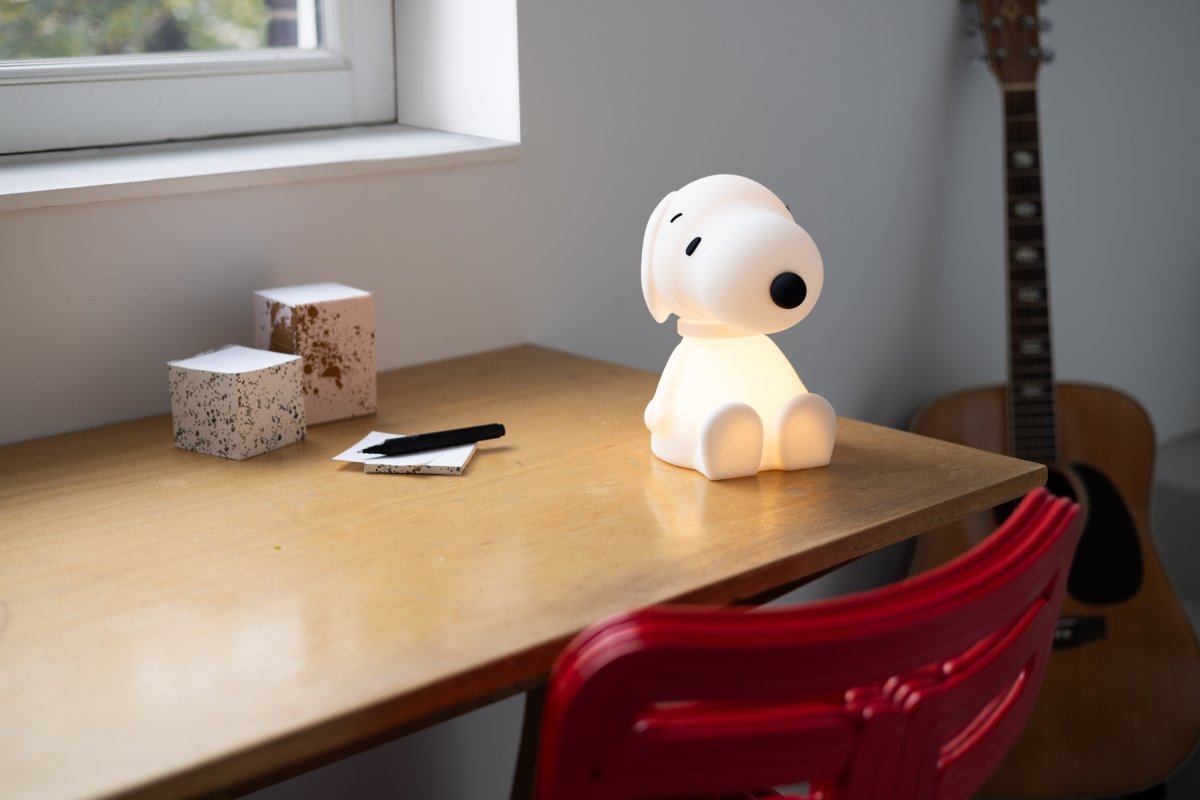 Snoopy First Light Hvit barnelampe Fra Mr Maria - Snoopy-lampen er laget av myk silikon og er en trygg følgesvenn for ditt barn eller barnebarn.