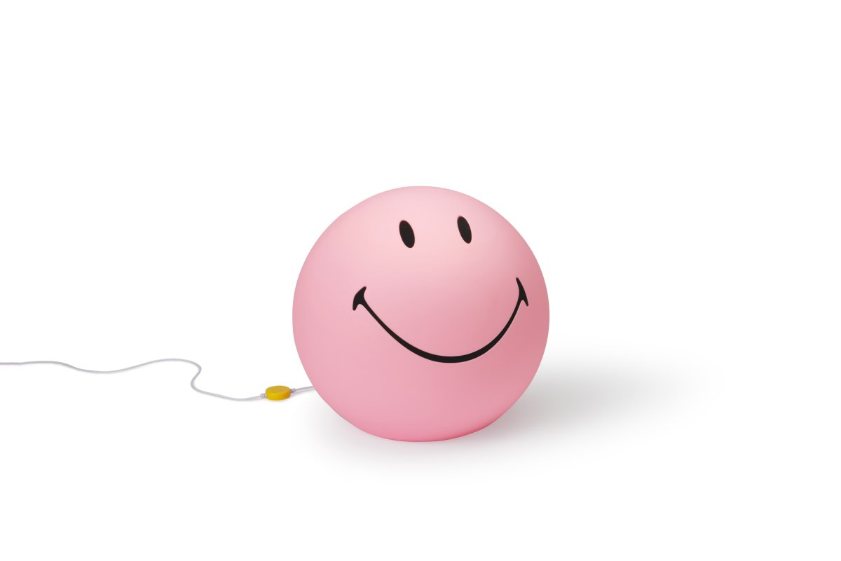 Smiley High Light Rosa barnelampe Fra Mr Maria - Smiley lyser opp rommet med en fin varm gl&oslash;d, og han smiler til deg n&aring;r du kommer inn i rommet.