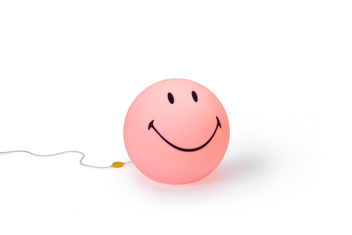 Smiley High Light Rosa barnelampe Fra Mr Maria - Smiley lyser opp rommet med en fin varm gl&oslash;d, og han smiler til deg n&aring;r du kommer inn i rommet.
