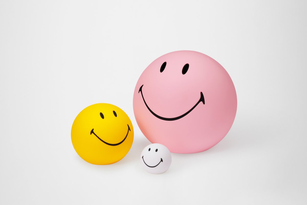Smiley High Light Rosa barnelampe Fra Mr Maria - Smiley lyser opp rommet med en fin varm gl&oslash;d, og han smiler til deg n&aring;r du kommer inn i rommet.