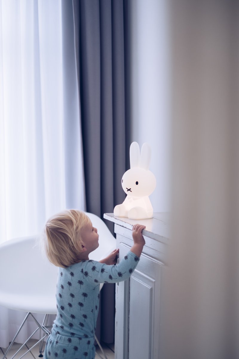Miffy First Light Hvit barnelampe Fra Mr Maria - Selv om du ikke er kjent med Miffy fra før, kan du fortsatt invitere denne snille lille kaninen til å lyse opp hjemmet ditt og på s&aring; så bli kjent med henne.