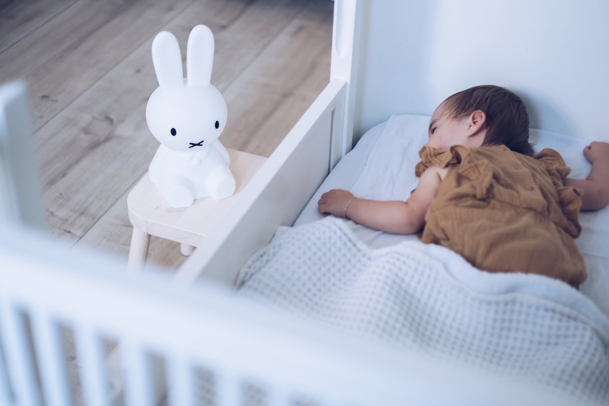 Miffy First Light Hvit barnelampe Fra Mr Maria - Selv om du ikke er kjent med Miffy fra før, kan du fortsatt invitere denne snille lille kaninen til å lyse opp hjemmet ditt og på s&aring; så bli kjent med henne.