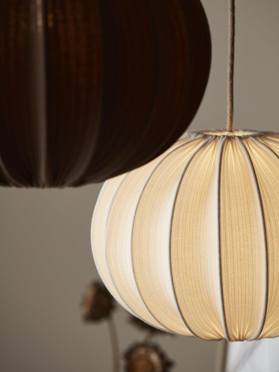 Hilma Skjerm Ø40 Ekskl. Oppheng Off-white Taklampe Fra PR Home - Bruk heller en opal lyskilde som f&aring;r lyset til &aring; flyte fint gjennom hele skjermen.