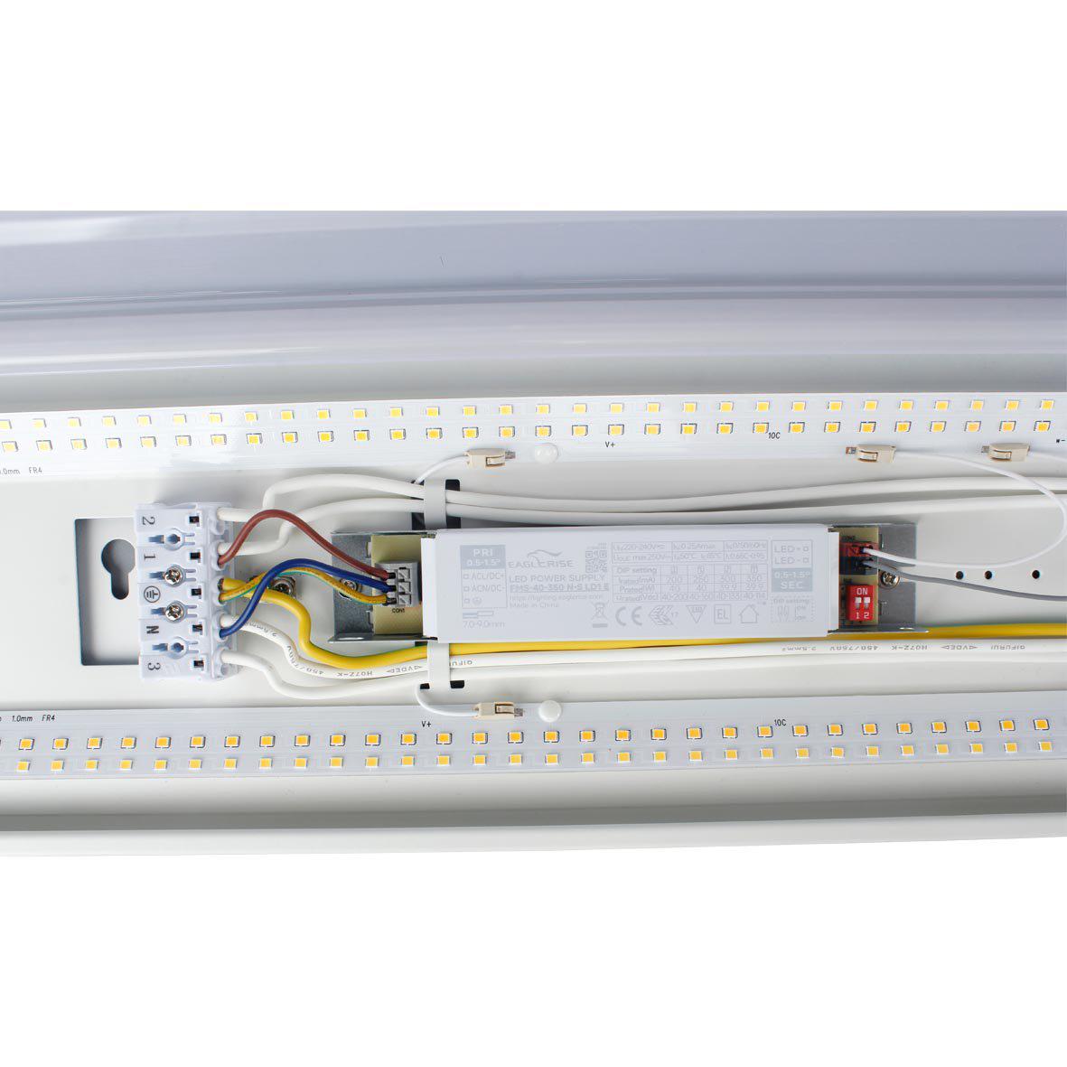 Liny Grab 3000/4000K 150cm Hvit Fra Designlight - Liny Grab er godt egnet for for eksempel korridorer, lagerbygninger, kjellere og butikker, og fungerer like bra for nye installasjoner som for oppgradering av eldre belysningsl&oslash;sninger.