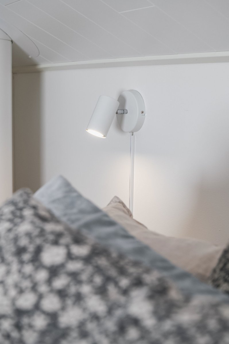 Marlina Hvit leselampe Fra Trio Lighting - Den moderne veggspotten MARLEY tilbyr skreddersydd belysning for stuen eller gangen med sin rene design.