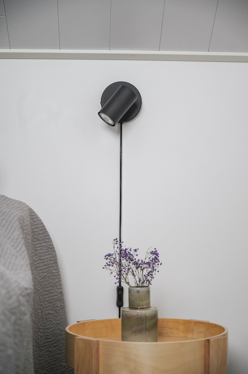 Marlina Svart leselampe Fra Trio Lighting - Den moderne veggspotten MARLEY tilbyr skreddersydd belysning for stuen eller gangen med sin rene design.