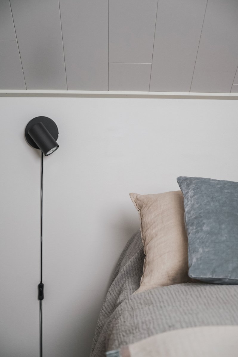 Marlina Svart leselampe Fra Trio Lighting - Den moderne veggspotten MARLEY tilbyr skreddersydd belysning for stuen eller gangen med sin rene design.