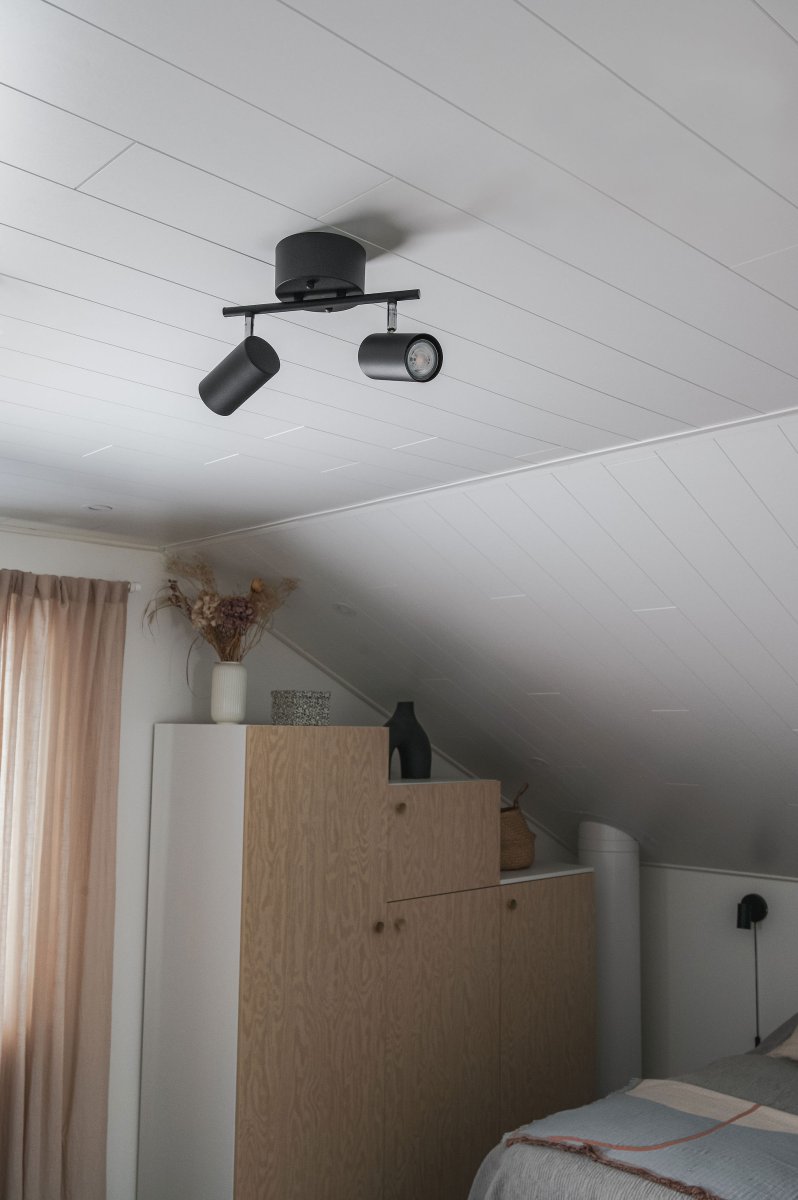 Marlina 2 Svart spotlight Fra Trio Lighting - Den moderne taklampen MARLEY med 2 lamper gir tilpasset belysning i stuen eller gangen med sitt stilige design.