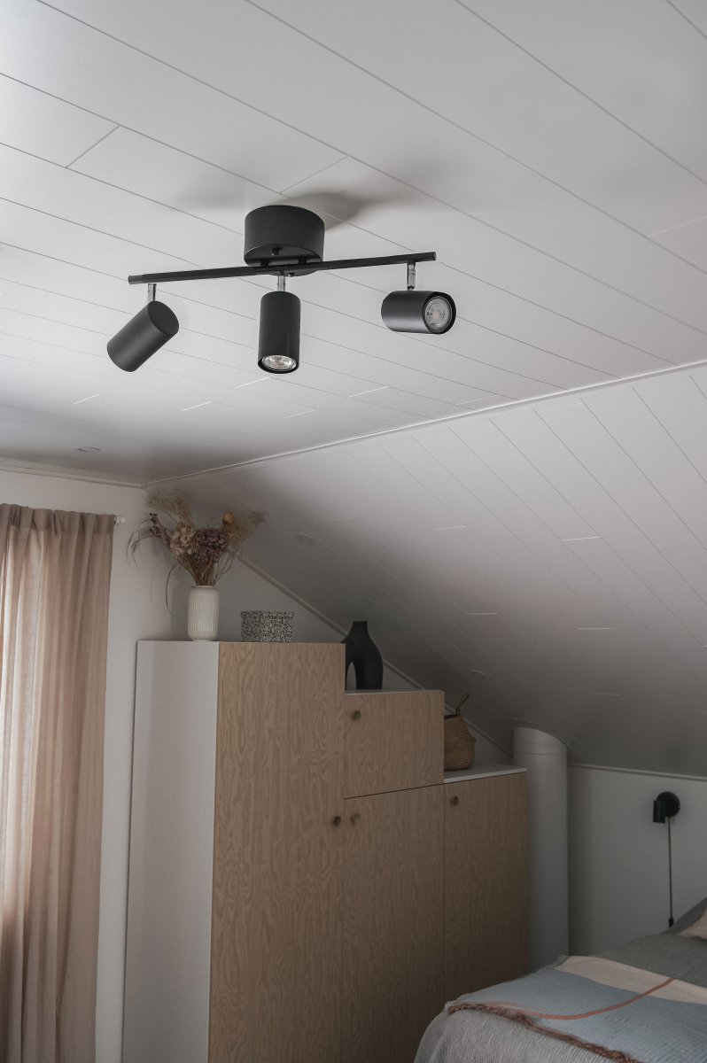 Marlina 3 Svart spotlight Fra Trio Lighting - Den moderne taklampen MARLEY med 3 lys tilbyr tilpasset belysning i stuen eller gangen.