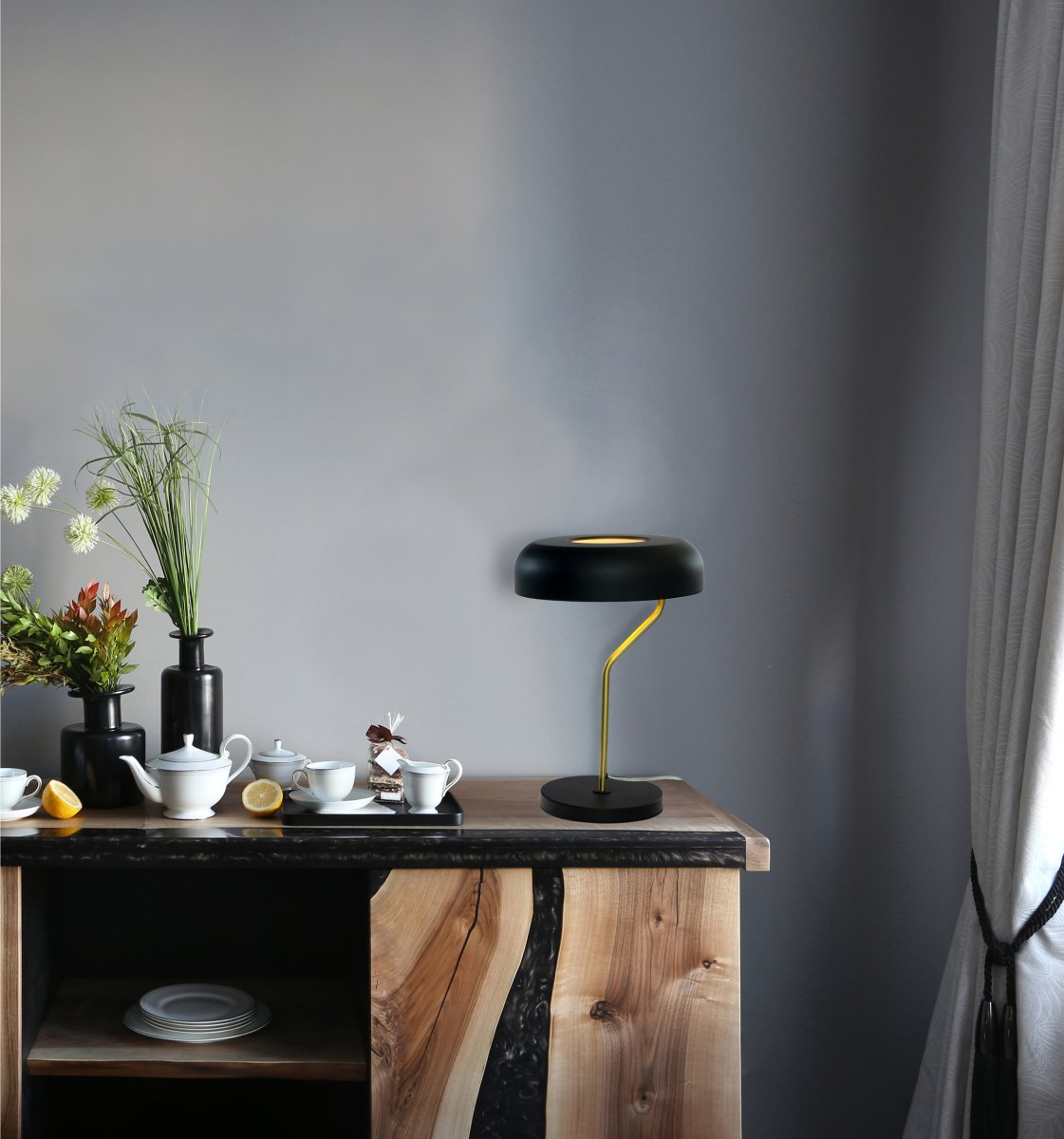Bremen 44cm Svart/messing bordlampe Fra Aneta Lighting - Den moderne Bremen-bordlampen, laget av svart metall og detaljer i matt messing, har et originalt og innovativt uttrykk.