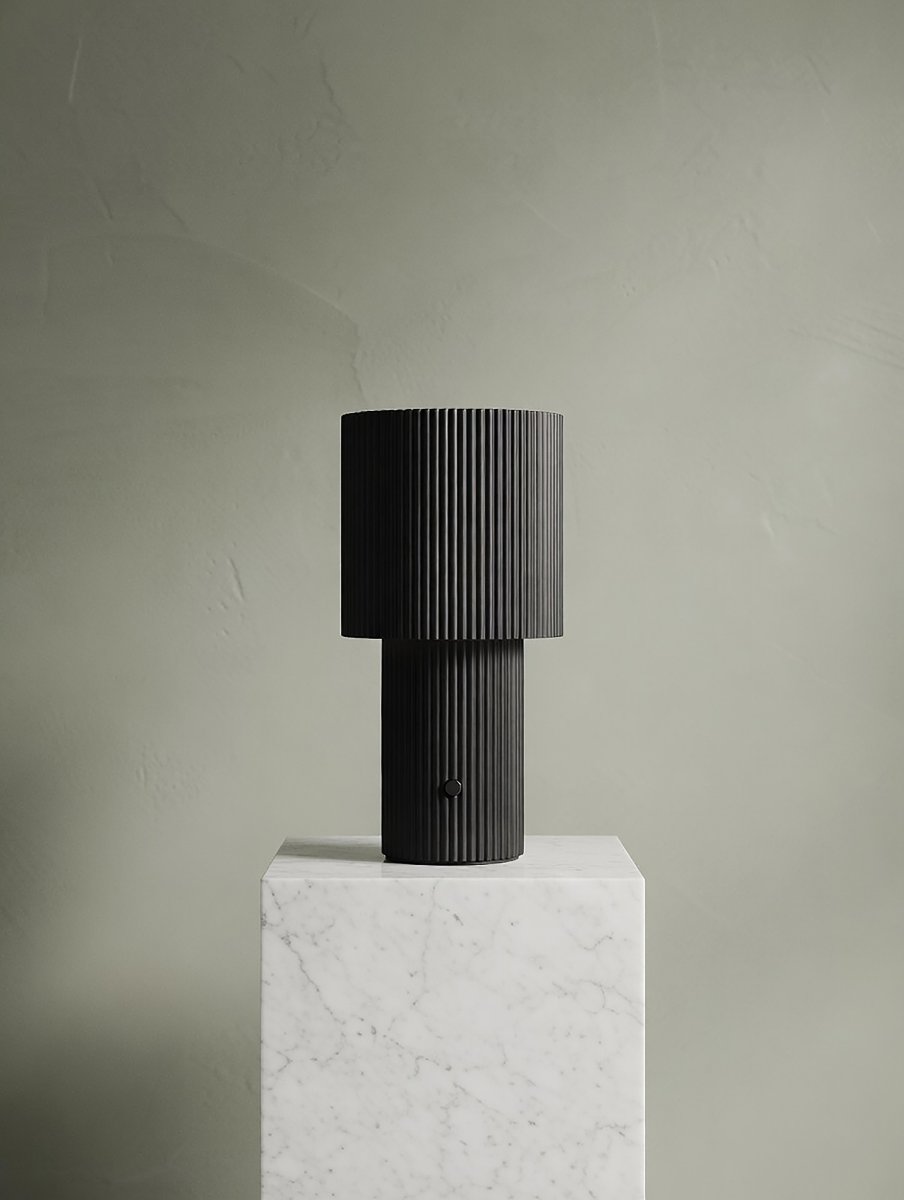 Iluma 22cm Svart bærbar Fra Herstal - Iluma har integrert LED med et varmt hvitt lys p&aring; 2700K og en lysstr&oslash;m p&aring; 60 lumen.