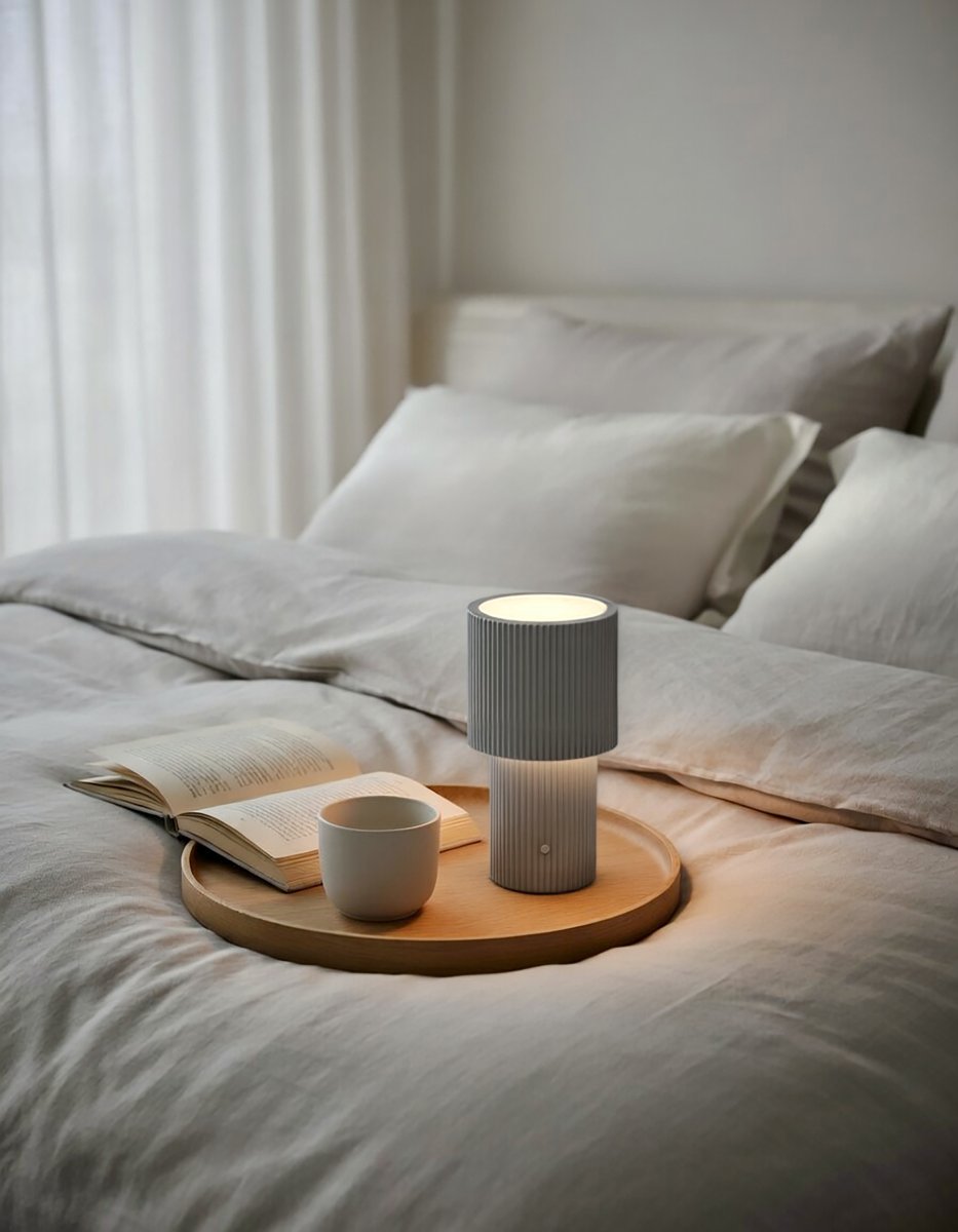 Iluma 22cm Sølv bærbar Fra Herstal - Iluma har integrert LED med et varmt hvitt lys på 2700K og en lysstrøm på 60 lumen.