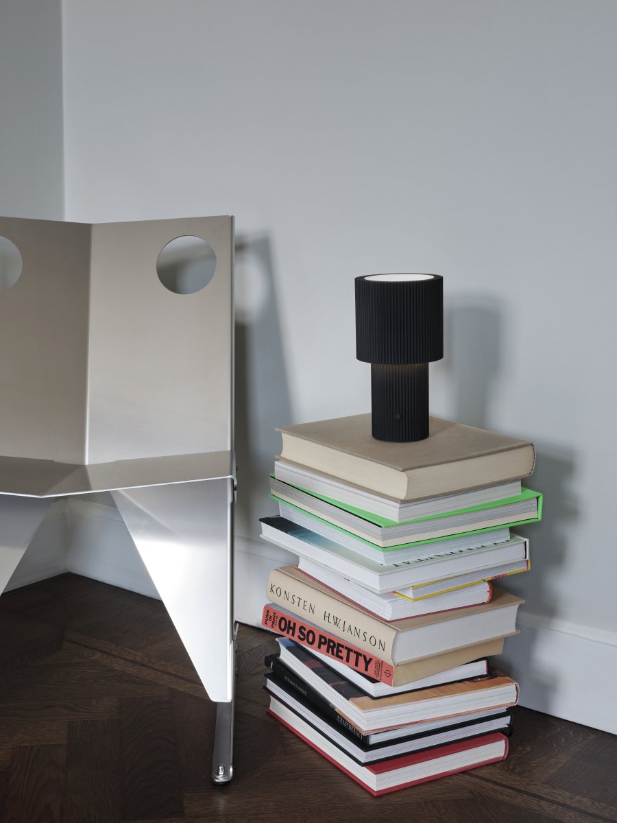 Iluma 22cm Svart bærbar Fra Herstal - Iluma har integrert LED med et varmt hvitt lys p&aring; 2700K og en lysstr&oslash;m p&aring; 60 lumen.